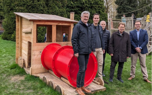 Lions-Hilfswerk aus Neuss stiftet Nikolauskloster eine Holz-Lokomotive für die Kinder