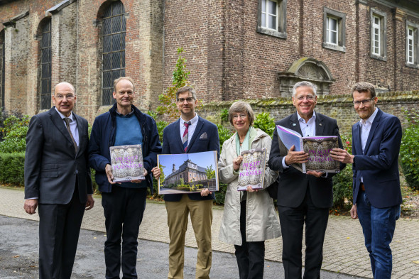 Neuer Kirchenband vorgestellt (von links): Tillmann Lonnes, Florian Monheim, Dr. Dennis Janzen, Beate Pricking, Landrat Hans-Jürgen Petrauschke und Dr. Stephen Schröder. Foto: W. Walter/Rhein-Kreis Neuss