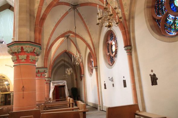 Die Seitenschiffe waren zuerst fertig: Die Kirche St. Mariä Himmelfahrt steht seit Ostersonntag wieder für Gottesdienste bereit. Foto: TZ