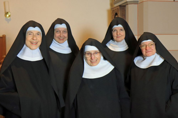 Konvent im Jubiläumsjahr (von links): die Schwestern Agnes, Bernharda, Reinhilde, Maria Regina und Ruth leben und arbeiten im Kloster Kreitz. Foto: TZ