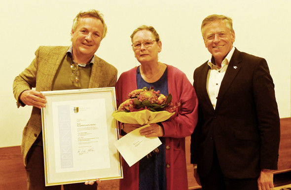 Landrat Hans-Jürgen Petrauschke (rechts) überreichte Susanne Graefe-Henne die Integrationspreis-Urkunde, Caritas-Vorstandsvorsitzender Hermann Josef Thiel ist der erste Gratulant.