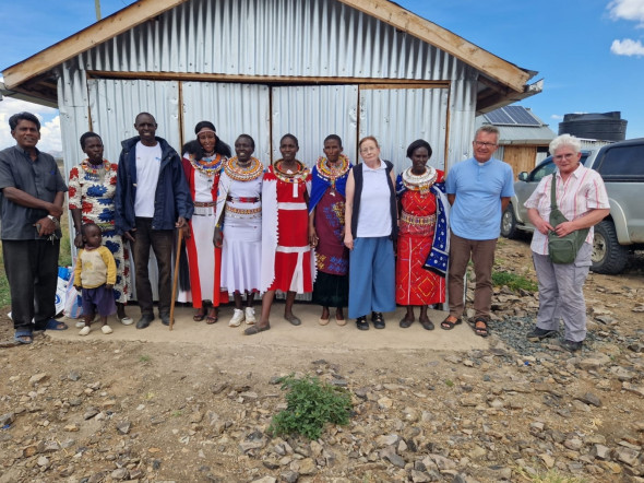 Pfarrer Klaus Koltermann und seine Begleiterinnen wurden in Kenia herzlich willkommen geheißen.