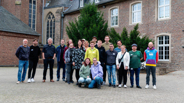 Dieses Team um Pfarrer Schirpenbach (Dritter von links) hat "Go(o)d news" zu Ostern entwickelt.