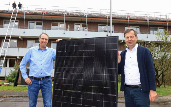 Sonnenkollektoren für das St.-Hubertus-Stift: die Geschäftsführer Detlef Höyng (links) und Peter Lewkowicz. Foto: TZ   
