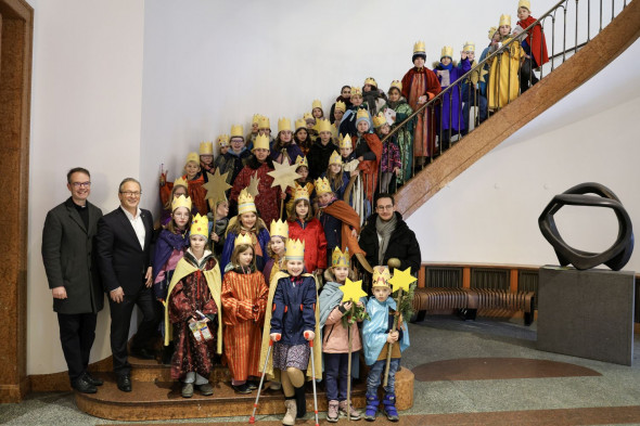 Segen gebracht: Bürgermeister Breuer empfing die Sternsinger unter Leitung von Oberpfarrer Süß und Jugendreferent Fellert.