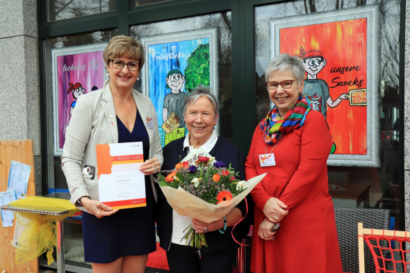 kfd-„Frau des Jahres“ geehrt (von links): Petra Indenhuck, Brigitte Albrecht und Karola Höhn. Foto: TZ
