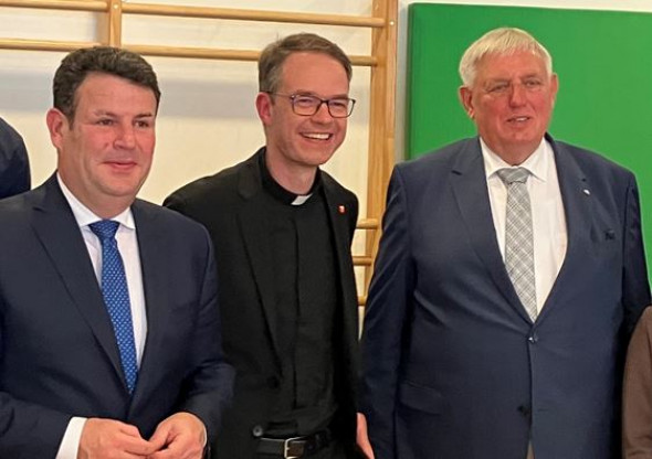 Job-Turbo (von links): Minister Heil, Oberpfarrer Süß und Minister Laumann im Kindergarten Heilige Dreikönige.