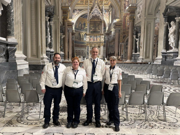 Bernd Liebscher (Zweiter von rechts) mit seinem Sanitätsteam der Malteser aus dem Rhein-Kreis Neuss in der Basilica San Giovanni in Laterano, wo sie den Sanitätsdienst geleistet haben.