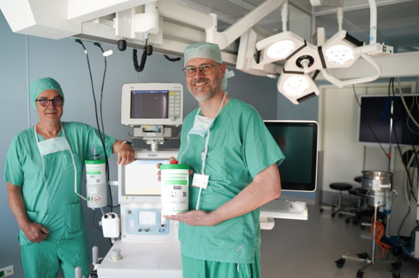 Dr. Lukas Schlösser (links) und Dietmar Kußmaul setzen sich im Johanna-Etienne-Krankenhaus für Nachhaltigkeit ein.