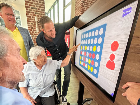 Action im Haus St. Martinus (von links): Bernd Berg, Rüdiger Lohmann (Förderverein), Jutta Schuricht und Dirk Jansen (Sozialer Dienst) messen sich bei "Vier gewinnt".