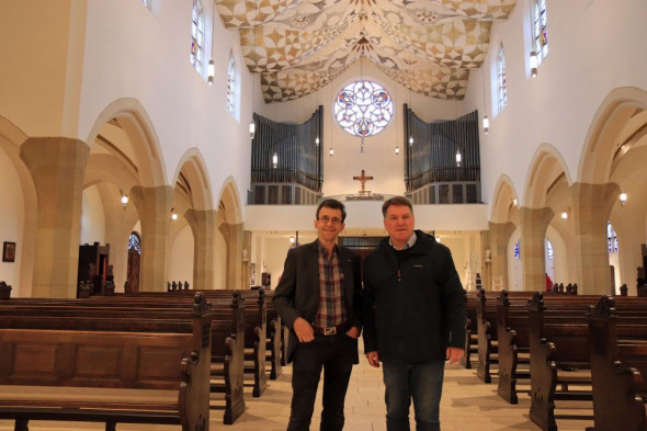 Leiten den ökumenischen Kantorenkonvent (von links): Karl-Georg Brumm und Michael Landsky, hier vor der Orgel der Neusser Dreikönigenkirche. Foto: TZ