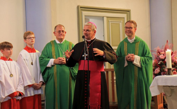 Schützengottesdienst im Rahmen der Visitation in Rosellen (von links): Bezirkspräses Michael Offer, Weihbischof Dr. Dominik Schwaderlapp und Oberpfarrer Andreas Süß. Foto: TZ