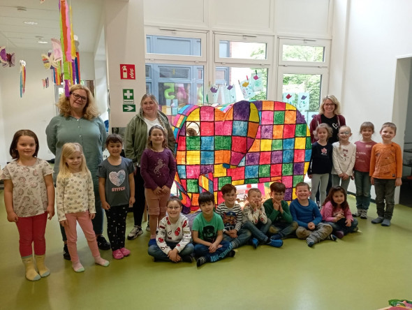 Stolz auf ihr Werk: Kinder und Erzieherinnen der Kita Christ König bastelten eine Schützenfest-Fackel.