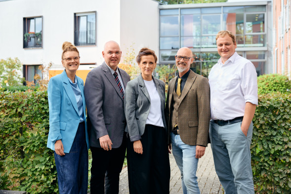 Feierten gemeinsam die Aufnahme des Hauses St. Josef in die St. Augustinus Gruppe (v.l.n.r.): Elke Bunjes, Geschäftsführerin der Seniorenhilfe, Andreas Ferber, stellvertretender Einrichtungsleiter, Heike Andresen, Pflegedienstleiterin, Jörg Kurschat, Einrichtungsleiter, und Andreas Degelmann, Gesamtgeschäftsführer der St. Augustinus Gruppe.