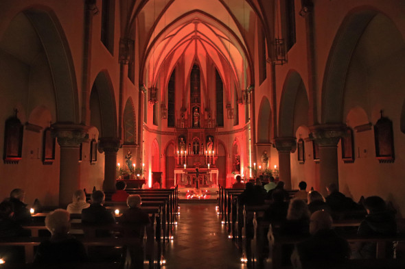 Wie St. Antonius in Evinghoven wurden bei der ersten „Nacht der offenen Kirchen“ etliche Gotteshäuser farbenfroh illuminiert. Foto: TZ