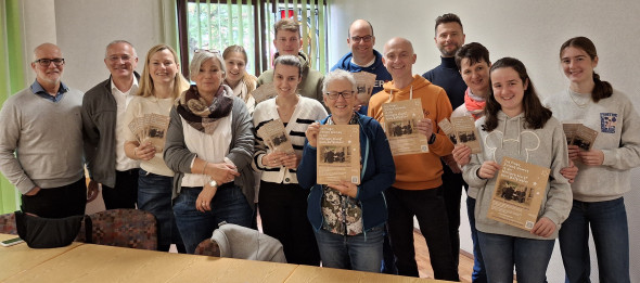 Engagierte Helfer aus der Dormagener Kirchengemeinde St. Michael versendeten das Werbematerial für die Weihnachtsaktion der Benediktiner in Israel.