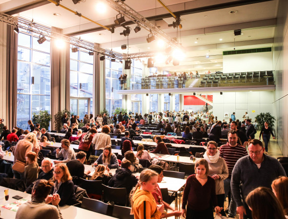 Der Familienmesse folgte im Forum Marienberg das große Spaghetti-Essen. Foto: Olaf Gruschka 