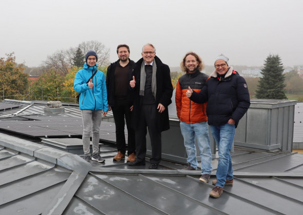 Neue Photovoltaikanlage (von links): Lukas Quack (Mitglied Koordinationsteam Gemeinde-Netzwerk St. Katharina und Leiter Messdienergruppe), Alexander Seifert (Projektleiter nds-solarconcept gmbh), Dr. Heribert Lennartz (leitender Pfarrer der Kirchengemeinde St. Michael Dormagen), Tobias Kunze (Mitarbeiter Erzbistum Köln, Fachbereich „Schöpfungsverantwortung“) und Willy Schlömer (Mitglied Kirchenvorstand St. Michael Dormagen und Koordinationsteam Gemeinde-Netzwerk St. Katharina).