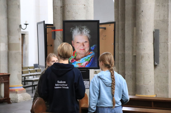 „Schubladen“ heißt die neue Ausstellung mit Porträtfotos von Meike Hanrath in der Knechtstedener Klosterbasilika. Foto: TZ