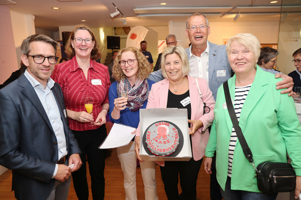 Gut gebackene Jubiläumstorte (von links): Andre Fitzner (Diakonie), Sigrid Wiechers (Koordinatorin der FWZ), Silvia Wolter (Caritas), Ursula Baum (Bürgermeisterin Stadt Kaarst), Wolfgang Richter (ehrenamtlicher Berater) und Sigrid Hecker (Ehrenamtskoordinatorin Stadt Kaarst).