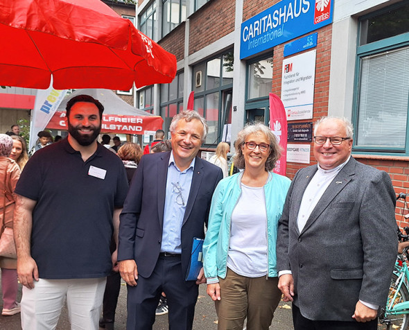 Freude über einen gelungenen Tag der Begegnung im Caritashaus International (v. l.): Fadi El Abbas, Hermann Josef Thiel, Dr. Ute Pascher-Kirsch, Pfarrer Hans-Günther Korr.
