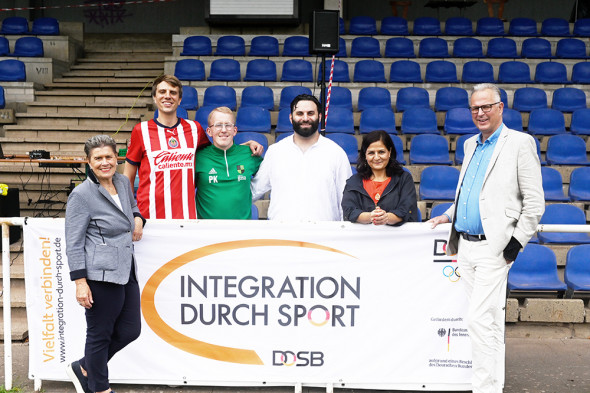 Fußballfest der Vielfalt (von links): Petra Schoppe (Stadt Meerbusch), Mateo Arbeiter (Kommunales Integrationszentrum Rhein-Kreis Neuss), Phil Kathöfer (Fußballfreunde Büderich), Fadi El Abbas (Caritas-Sozialdienste), Neda Al-Khaliedy (Sportbund Rhein-Kreis Neuss) und Kreisdirektor Dirk Brügge. Foto: Axel Küppers