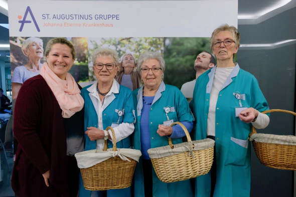 Unverzichtbar für den Krankenhausalltag: Die Grünen Damen Gertrud Langejürgen, Josefine Dienstbier und Christina Baumgartner (v.r.n.l.) mit Koordinatorin Mandy Nicklaus (links).