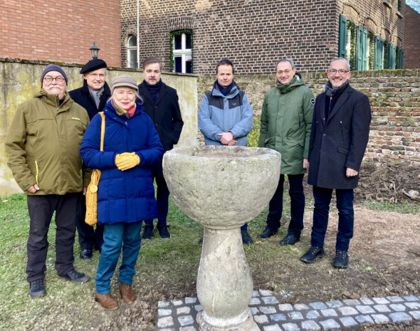 Vertreter von Kirche, Stadt und Vereinswesen freuen sich über den neuen Standort des alten Zonser Taufsteins.