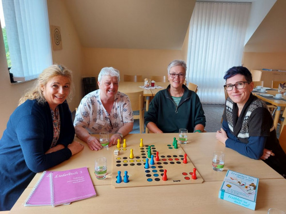 Das Café-Nostalgie-Team der Dormagener Caritas freut sich auf Besuch von Menschen mit Demenz.