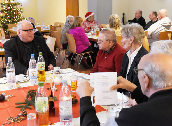 Auch Kreisdechant Pfarrer Hans-Günther Korr (links) hatte ein offenes Ohr bei der Heiligabendfeier im Neusser Marienhaus- Foto: Peter Wirtz