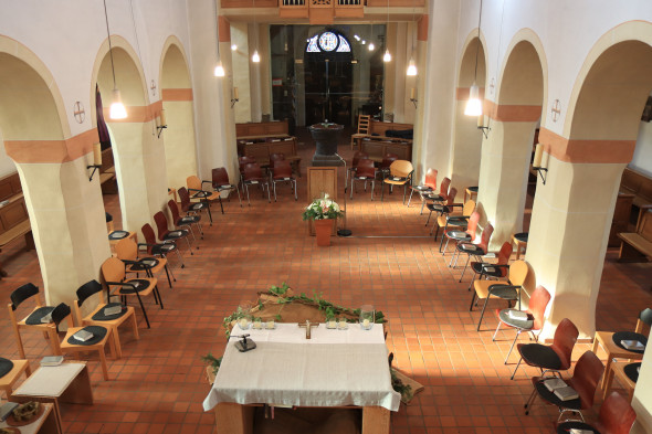 In der Gohrer Kirche St. Odilia gruppieren sich Stühle zurzeit um Altar und Ambo herum. Foto: TZ