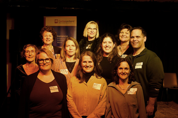 Das balance-Team auf der Poetry-Slam-Bühne mit Leiterin Dorothea Brilmayer-Riesbeck (oben 2. v. r.), Martin Brand, Christine Chirco, Anke Güttgemanns, Hanna Heck, Birgit Langer, Christina Pucks, Bärbel Reimer, Sabrina Sandfuchs und Sabine Wegener. Selbst mit Beiträgen ans Micro getreten sind Hanna Heck, Sabrina Sandfuchs, Sabine Wegener und Bärbel Reimer.