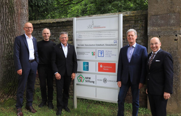 Neue Informationstafel aufgestellt (von links): Harald Zillikens, Pater Andreas Petith, Hans-Jürgen Petrauschke, Gerhard Odenkirchen und Tillmann Lonnes. Foto: TZ