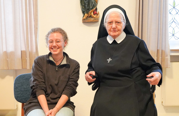 Studentin Patricia Hein und Schwester Tarcisia lernten sich im Kloster der Neusser Augustinerinnen kennen und halten Briefkontakt. 