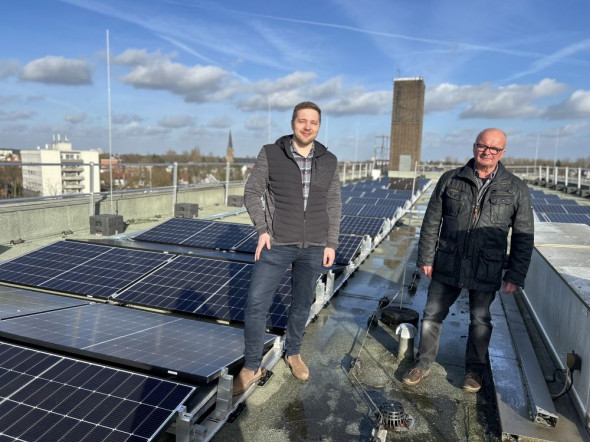 Im Einsatz für den Klimaschutz: Theo Sandkaulen (rechts), Geschäftsführer der St.-Augustinus-Service gGmbH, und Felix Schwartz, Leiter im technischen Objektmanagement auf dem Johanna-Etienne-Krankenhaus in Neuss.