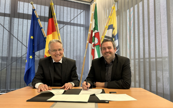 Pfarrer und Bürgermeister unterzeichneten Mietvertrag über den Zonser Rheinturm