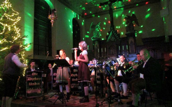 Premiere im Nikolauskloster: Weihnachtskonzert der Dyckerländer mit neuem „Ave Maria“